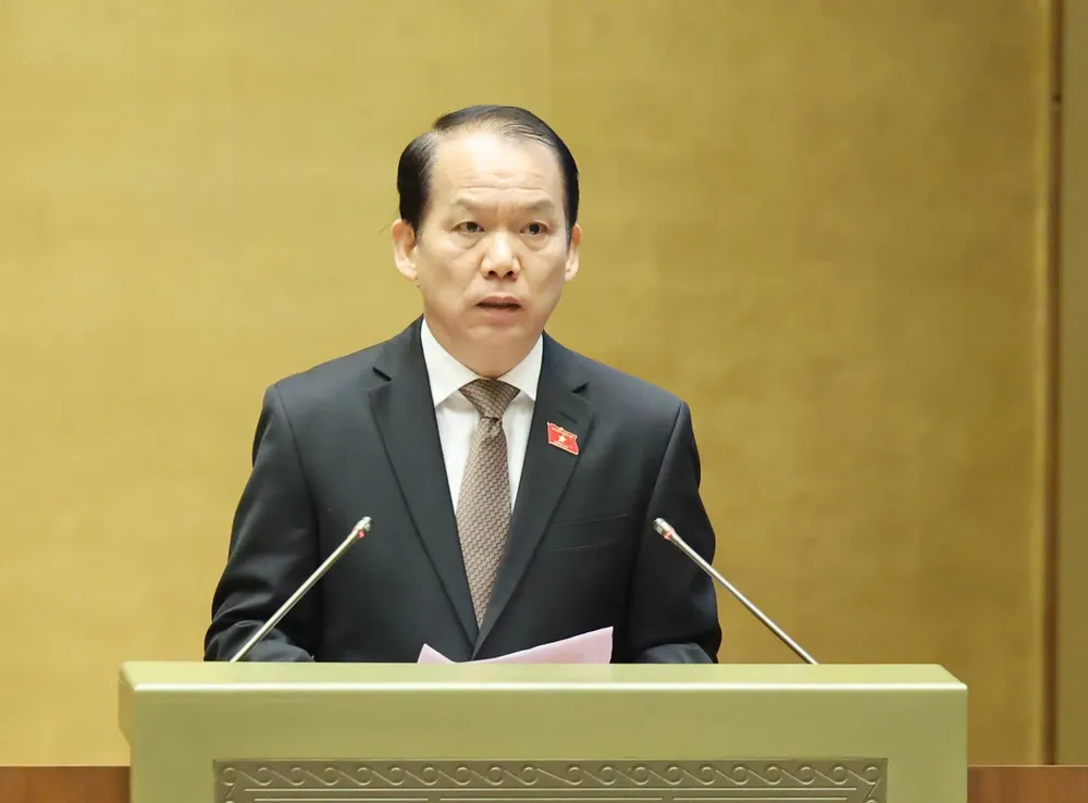 Chủ nhiệm Ủy ban Pháp luật và Tư pháp của Quốc hội Hoàng Thanh Tùng trình bày báo cáo thẩm tra dự án Luật sửa đổi, bổ sung một số điều của Bộ luật T.jpg