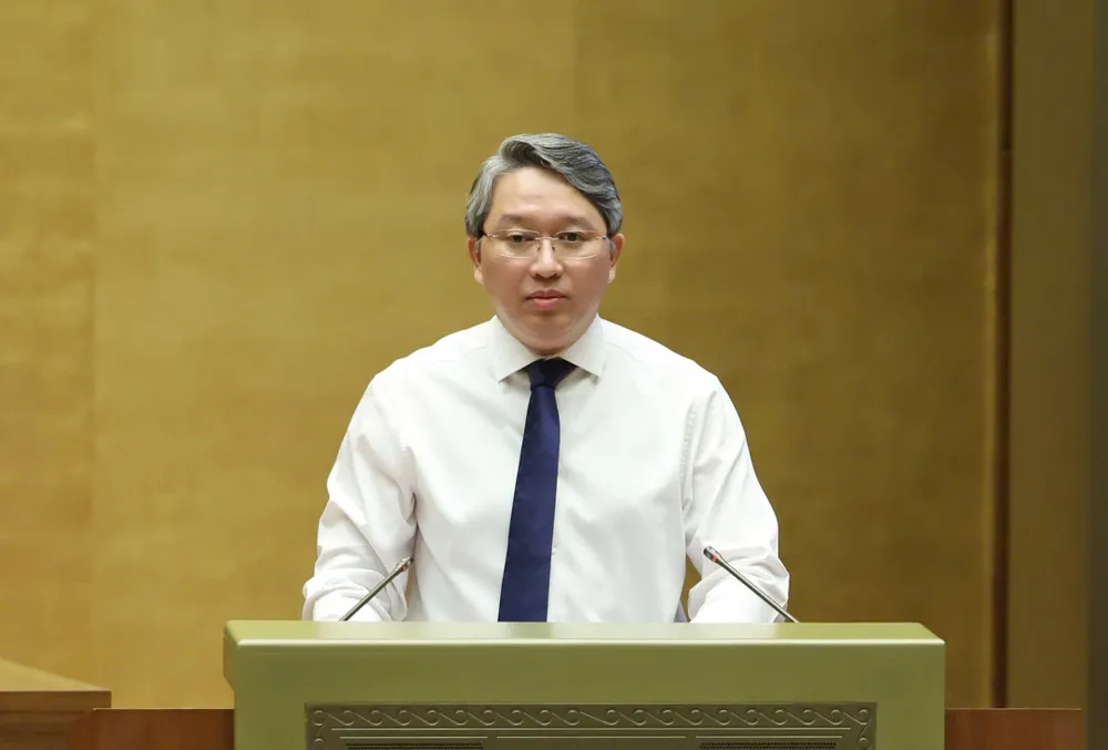 Bộ trưởng Bộ Tư pháp Nguyễn Hải Ninh trình bày tờ trình dự án Luật sửa đổi, bổ sung một số điều của Luật Xử lý vi phạm hành chính, sáng 15-5. Ảnh QUANG PHÚ.jpg