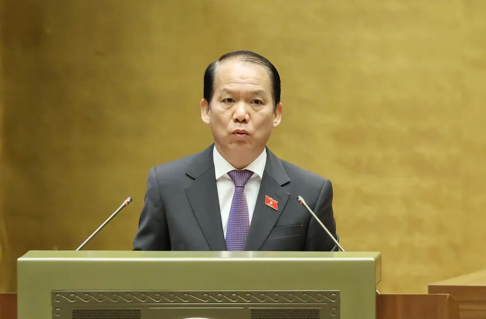 Chủ nhiệm Ủy ban Pháp luật và Tư pháp của Quốc hội Hoàng Thanh Tùng trình bày báo cáo thẩm tra dự án Luật sửa đổi, bổ sung một số điều của Luật Xử lý vi phạm hành chính, sáng 15-5. Ảnh QUANG PHÚC.jpg