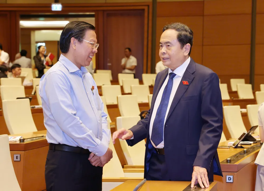 Chủ tịch Quốc hội Trần Thanh Mẫn trao đổi với Chủ nhiệm Ủy ban Kinh tế và Tài chính của Quốc hội Phan Văn Mãi tại phiên họp ngày 15-5. Ảnh QUANG PHÚC