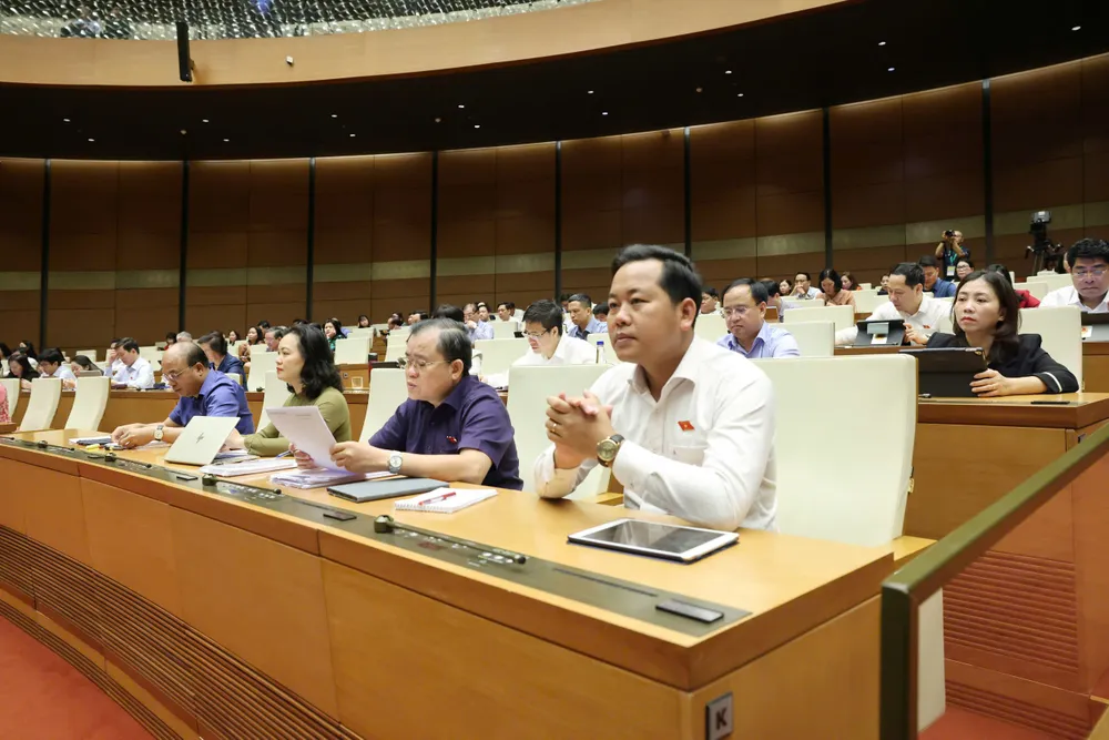 Các đại biểu dự họp sáng 15-5. Ảnh: QUANG PHÚC