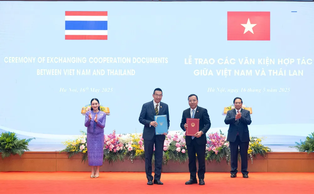 Thủ tướng Phạm Minh Chính và Thủ tướng Thái Lan Paetongtarn Shinawatra chứng kiến lễ trao các văn kiện hợp tác giữa hai nước. Ảnh: VIẾT CHUNG