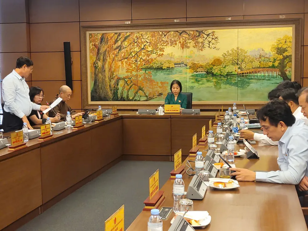 Các đại biểu Quốc hội thảo luận tại tổ chiều 16-5. Ảnh: LÂM NGUYÊN