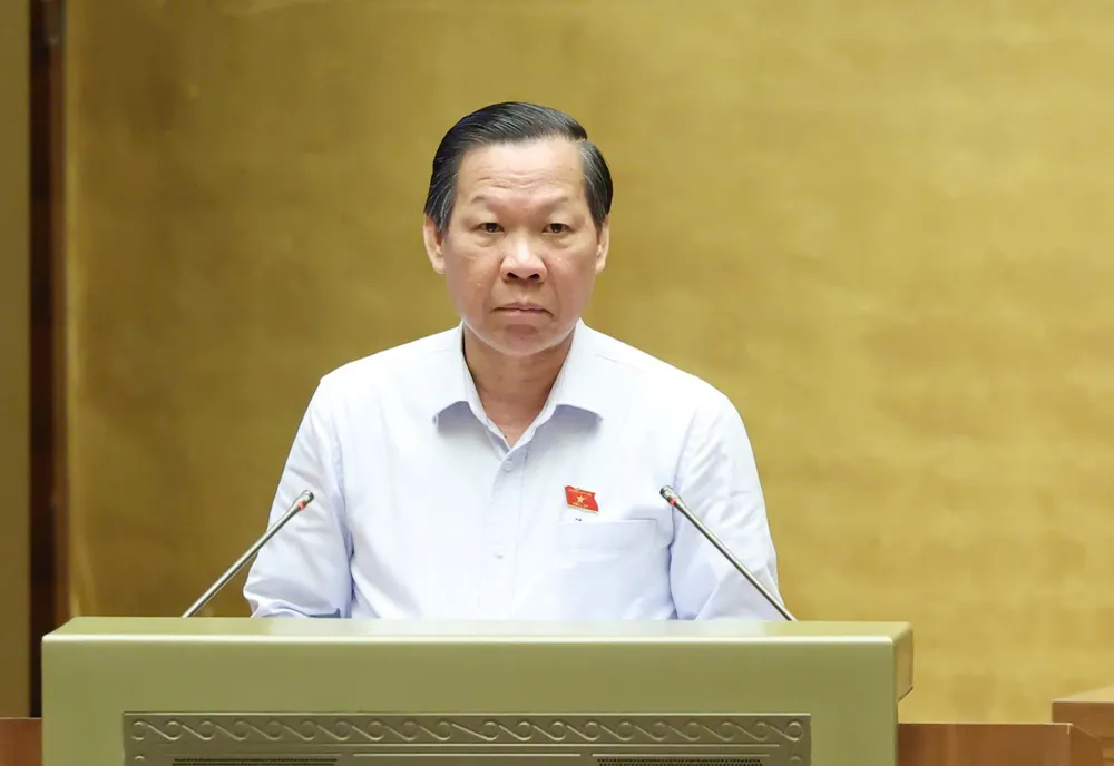 Chủ nhiệm Ủy ban Kinh tế và Tài chính của Quốc hội Phan Văn Mãi trình bày Báo cáo thẩm tra dự án luật.jpg