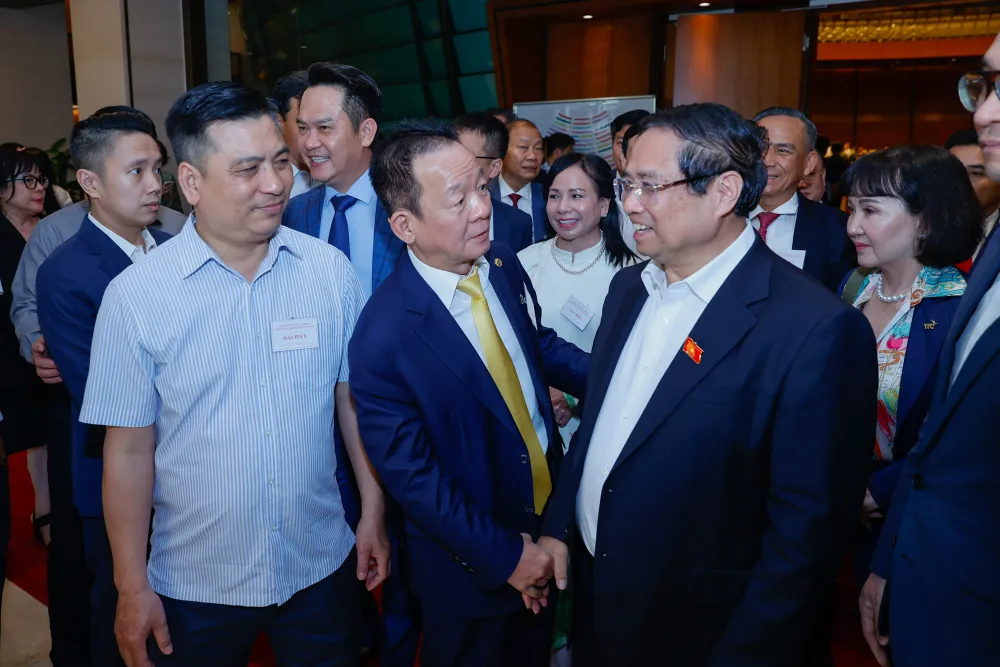 Thủ tướng trò chuyện, trao đổi, chia sẻ với các doanh nhân bên lề hội nghị quán triệt và triển khai Nghị quyết 68 của Bộ Chính trị về phát triển kinh tế tư nhân ngày 18-5.