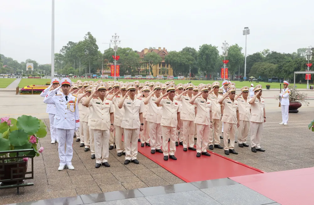 Đoàn đại biểu Đảng ủy Công an Trung ương - Bộ Công an vào Lăng viếng Bác. Ảnh: QUANG PHÚC