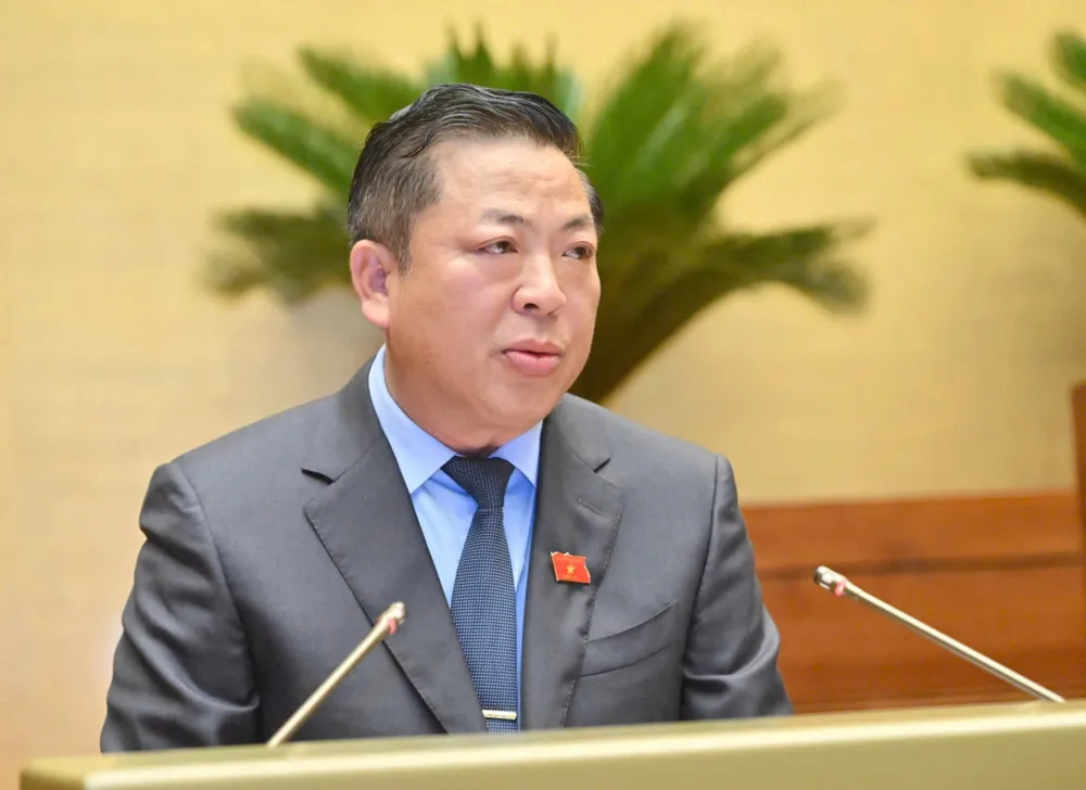 Bộ trưởng Bộ Xây dựng Trần Hồng Minh trình bày tờ trình, sáng 19-5. Ảnh: VIẾT CHUNG