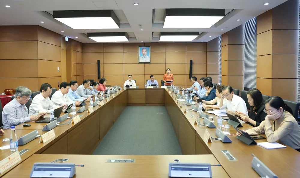 Đoàn đại biểu Quốc hội TPHCM thảo luận tại tổ, sáng 21-5. Ảnh QUANG PHÚC.jpg