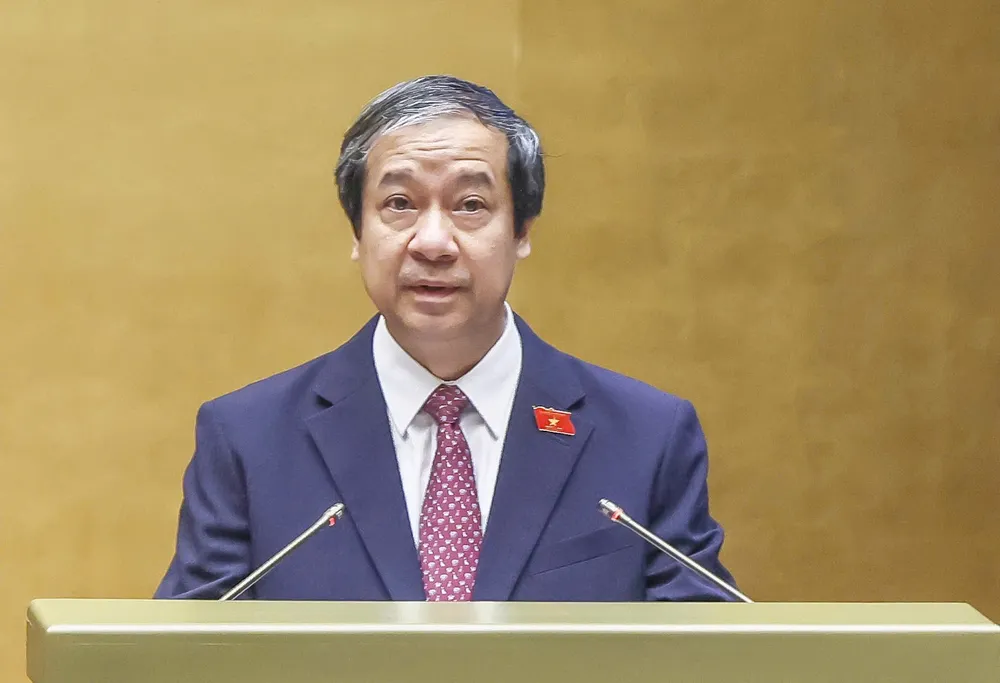 Bộ trưởng Bộ GD-ĐT Nguyễn Kim Sơn trình bày Tờ trình dự thảo Nghị quyết của Quốc hội về phổ cập giáo dục mầm non cho trẻ em mẫu giáo từ 3 đến 5 tuổi.