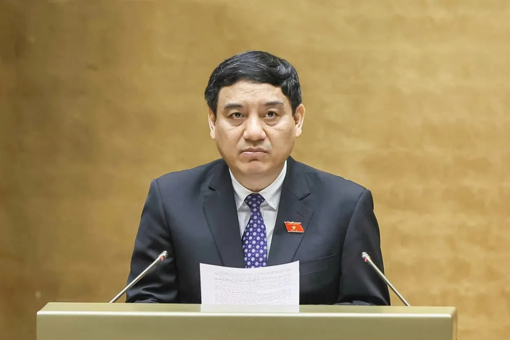 Chủ nhiệm Ủy ban Văn hóa và Xã hội của Quốc hội Nguyễn Đắc Vinh trình bày báo cáo thẩm tra dự thảo Nghị quyết của Quốc hội về miễn, hỗ trợ học phí.jpg