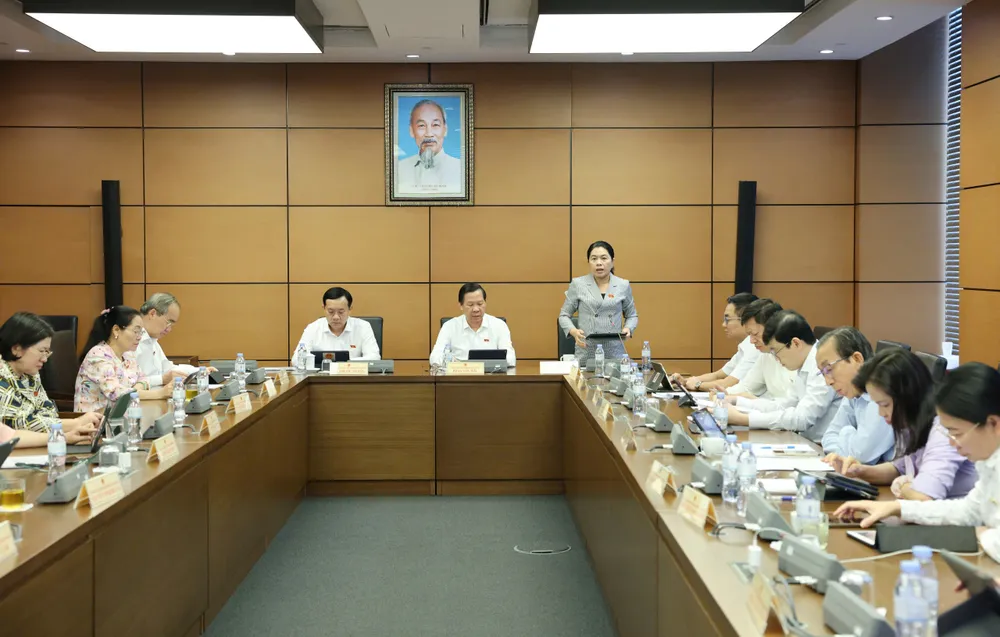 Đoàn đại biểu Quốc hội TPHCM thảo luận tại tổ, chiều 22-5. Ảnh: QUANG PHÚC