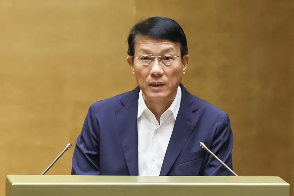 Bộ trưởng Bộ Công an Lương Tam Quang thừa ủy quyền của Thủ tướng Chính phủ trình bày tờ trình dự án Luật Dẫn độ. Ảnh: VIẾT CHUNG