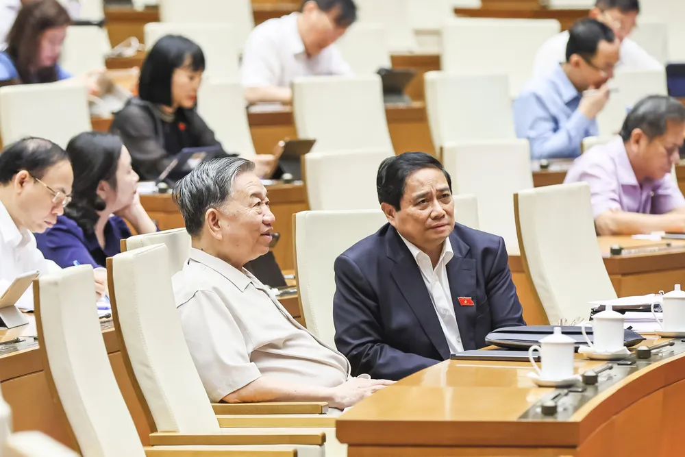 Tổng Bí thư Tô Lâm và Thủ tướng Phạm Minh Chính tại phiên thảo luận. Ảnh: VIẾT CHUNG