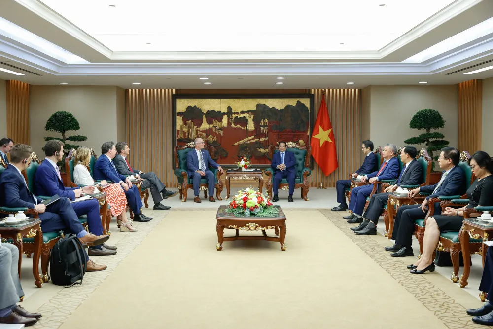 Thủ tướng Phạm Minh Chính tiếp Đoàn Nghị sĩ lưỡng đảng Hạ viện Hoa Kỳ thăm và làm việc tại Việt Nam, do Hạ Nghị sĩ John Moolenaar làm Trưởng đoàn.jpg