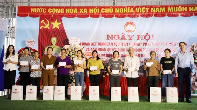 MTTQ trao quà cho các hộ nghèo, hộ có hoàn cảnh khó khăn. Ảnh minh họa