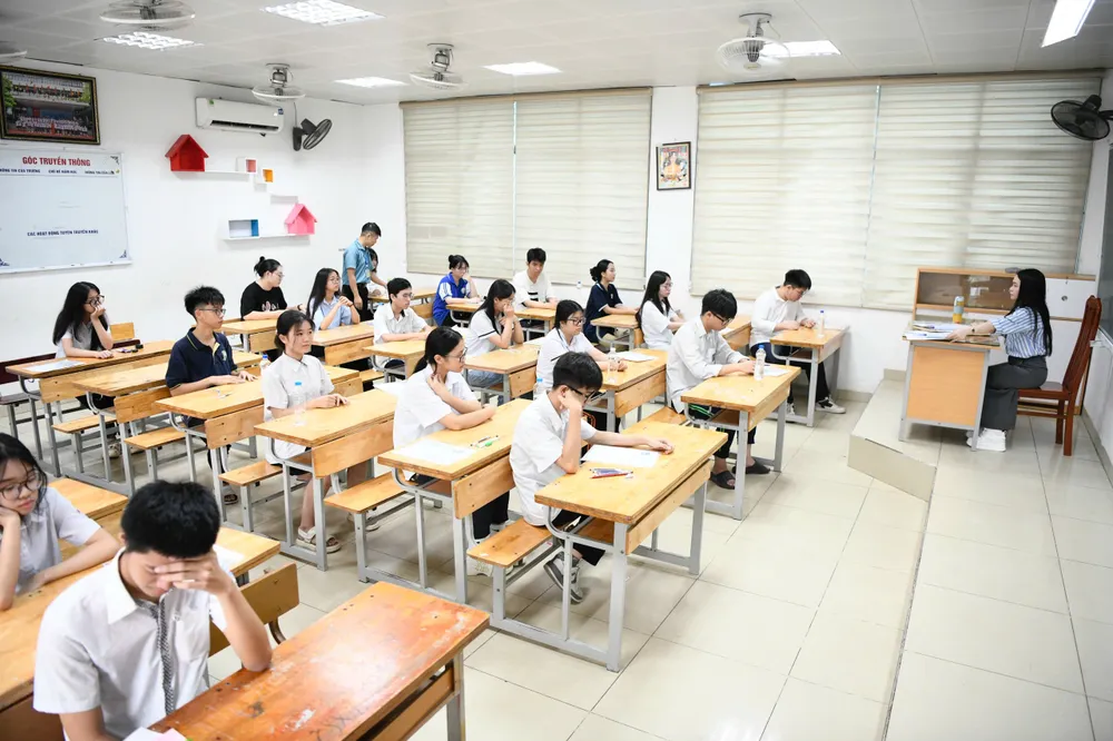 Thí sinh dự thi ở điểm Trường THCS Kim Giang, quận Thanh Xuân, Hà Nội, sáng 7-6. Ảnh: VIẾT CHUNG