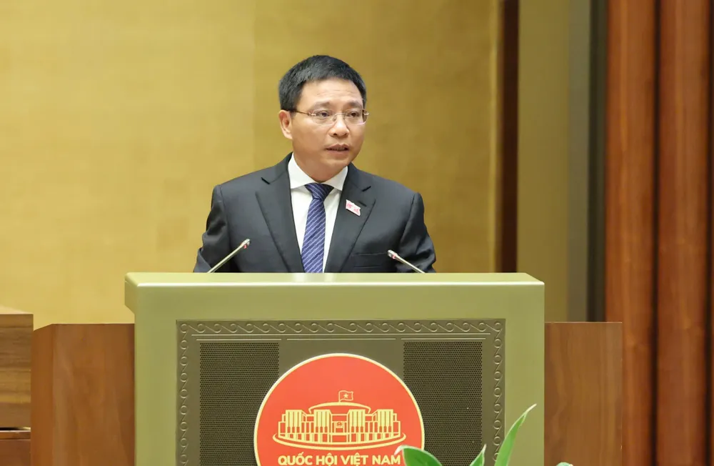 Bộ trưởng Bộ Tài chính Nguyễn Văn Thắng trình bày tờ trình dự thảo Nghị quyết của Quốc hội về Trung tâm Tài chính quốc tế tại Việt Nam, sáng 11-6. Ảnh QUANG PHÚC.jpg