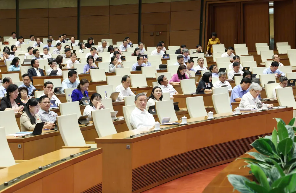 Các đại biểu Quốc hội nghe Phó Thủ tướng thường trực Nguyễn Hòa Bình giới thiệu về vai trò và ý nghĩa của Trung tâm Tài chính quốc tế, sáng 11-6. Ảnh QUANG PHÚC.jpg