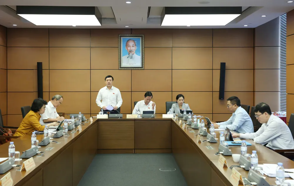 Đoàn đại biểu Quốc hội TPHCM thảo luận tại tổ, sáng 11-6. Ảnh QUANG PHÚC.jpg