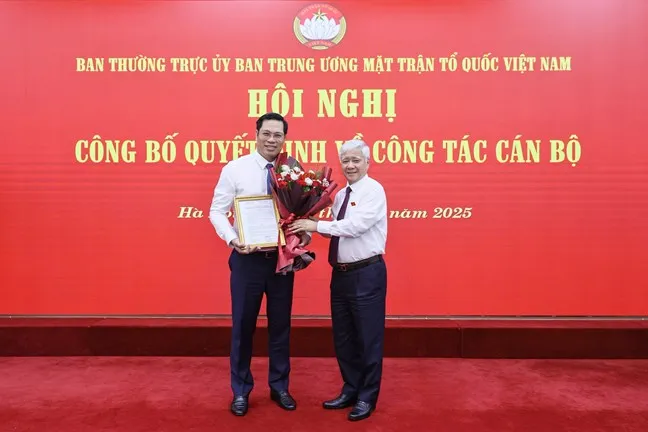 Đồng chí Đỗ Văn Chiến (bìa phải), Ủy viên Bộ Chính trị, Bí thư Trung ương Đảng, Bí thư Đảng ủy MTTQ, các đoàn thể Trung ương, Chủ tịch Ủy ban Trung ương MTTQ Việt Nam trao quyết định cho ông Bùi Duy Đông