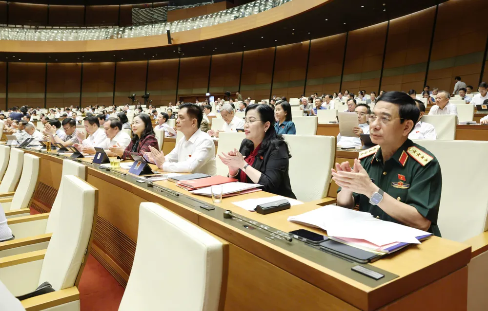 Đại biểu Quốc hội biểu quyết thông qua việc sửa đổi, bổ sung Chương trình Kỳ họp thứ 9, Quốc hội khóa XV, sáng 11-6. Ảnh: QUANG PHÚC 