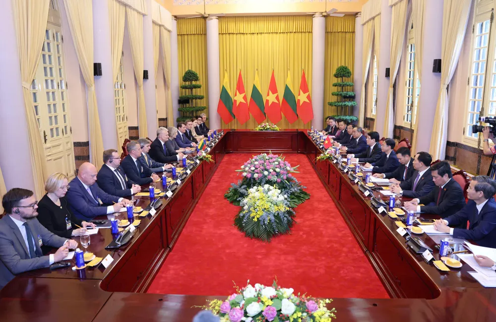 Chủ tịch nước Lương Cường hội đàm với Tổng thống Gitanas Nauseda, sáng 12-6. Ảnh QUANG PHÚC.jpg