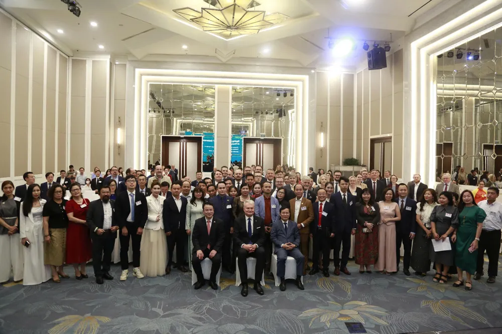 Lãnh đạo và doanh nghiệp hai nước chụp ảnh lưu niệm.jpg