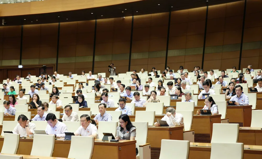 Các đại biểu dự phiên thảo luận ở hội trường về dự thảo Nghị quyết của Quốc hội sửa đổi, bổ sung một số điều của Hiến pháp năm 2013, chiều 13-6. Ảnh QUANG PHÚC.jpg