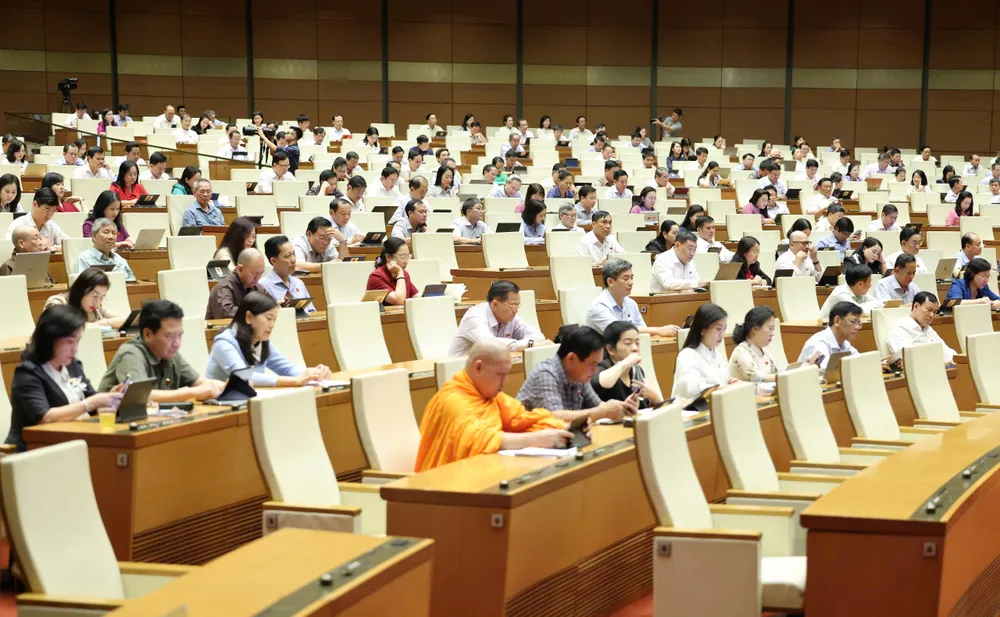 Các đại biểu dự phiên thảo luận ở hội trường về dự thảo Nghị quyết của Quốc hội sửa đổi, bổ sung một số điều của Hiến pháp năm 2013, chiều 13-6. Ảnh QUANG PHÚC.jpg