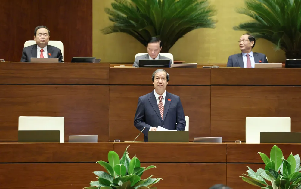 Bộ trưởng Bộ Giáo dục và Đào tạo Nguyễn Kim Sơn phát biểu giải trình, làm rõ các vấn đề đại biểu Quốc hội nêu, sáng 16-6. Ảnh QUANG PHÚC.jpg