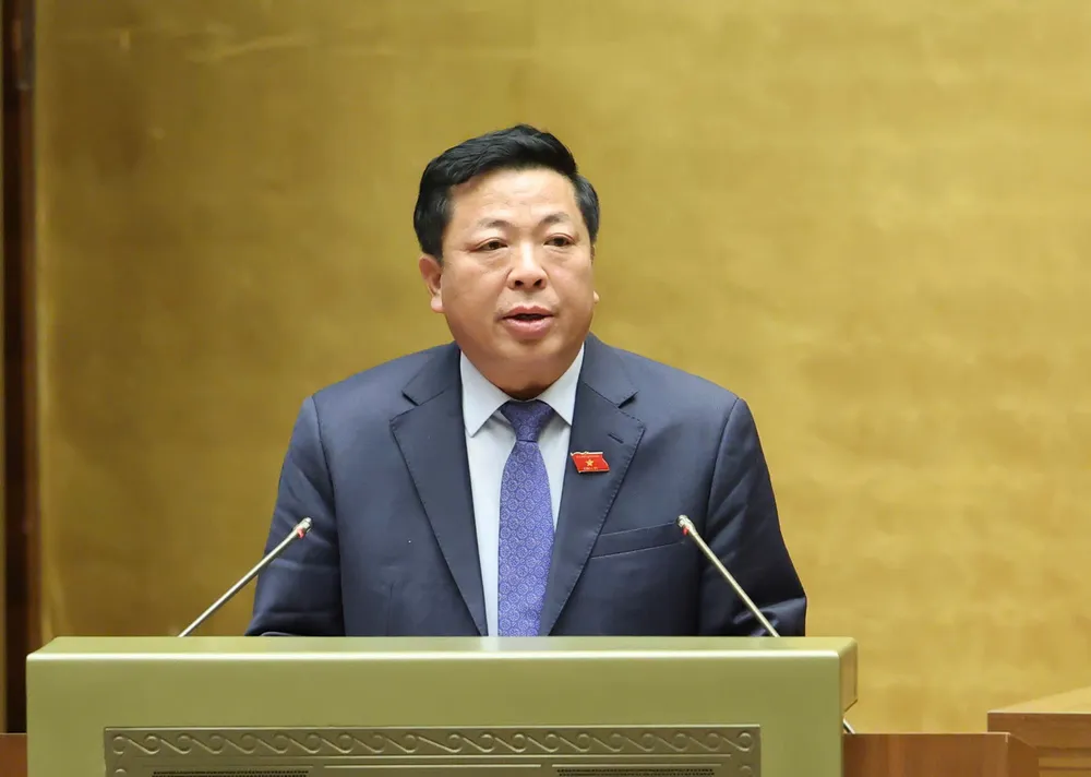 Bộ trưởng Bộ Xây dựng Trần Hồng Minh trình bày tờ trình (bổ sung) dự án Luật Đường sắt (sửa đổi), sáng 16-6. Ảnh QUANG PHÚC.jpg