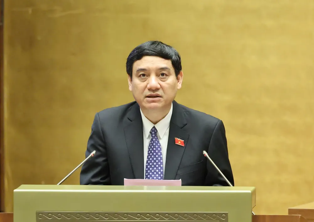 Chủ nhiệm Ủy ban Văn hóa và Xã hội của Quốc hội Nguyễn Đắc Vinh trình bày các báo cáo, sáng 16-6. Ảnh QUANG PHÚC