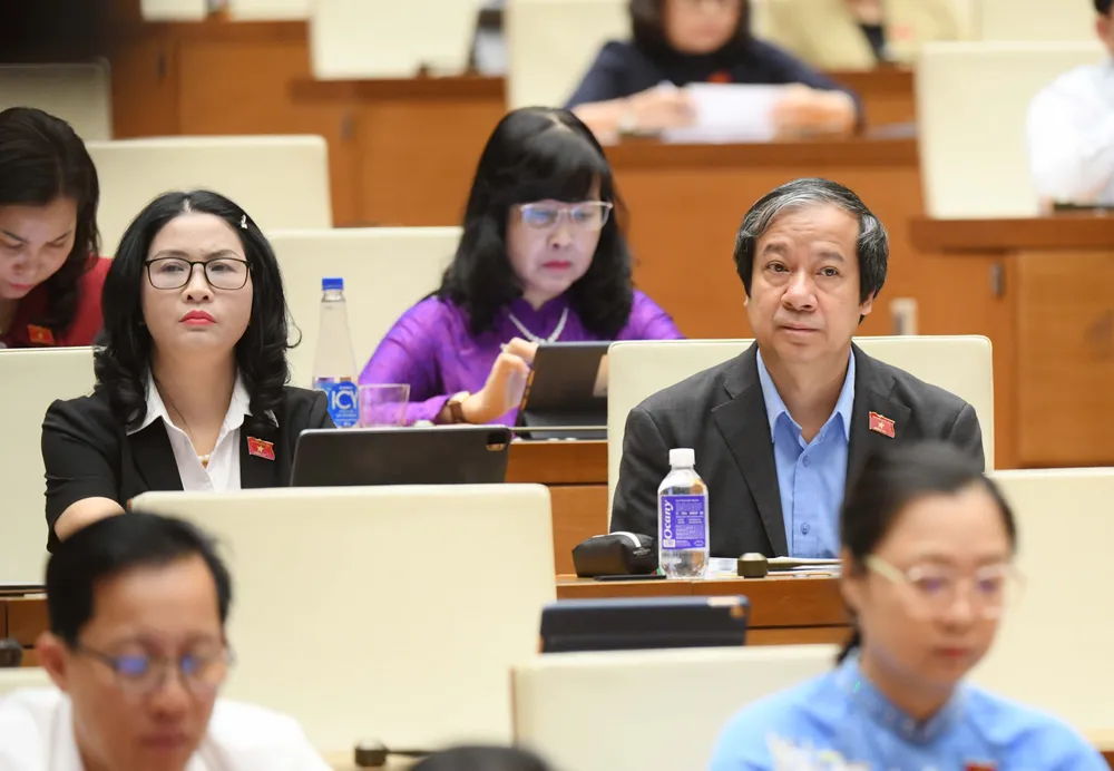 Đại biểu dự phiên thảo luận sáng 17-6.JPG