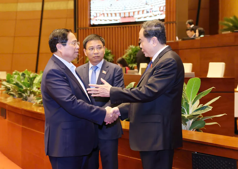 Thủ tướng Phạm Minh Chính trao đổi với Chủ tịch Quốc hội Trần Thanh Mẫn và Bộ trưởng Bộ Tài chính Nguyễn Văn Thắng tại phiên thảo luận về phát triển kinh tế - xã hội, ngày 17-6. Ảnh: QUANG PHÚC