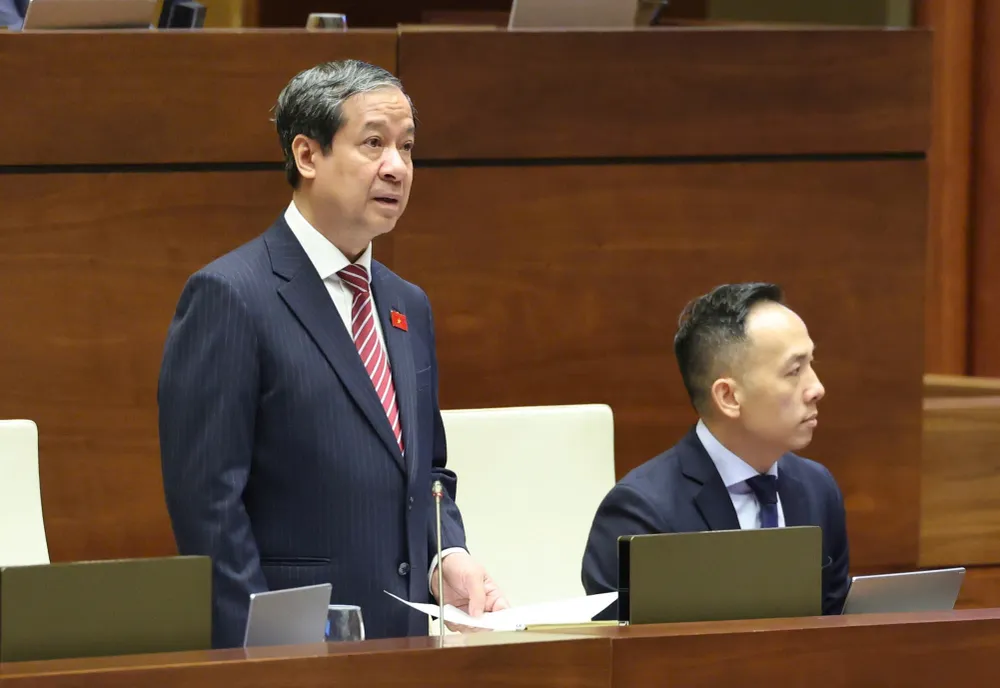 Bộ trưởng Bộ GD-ĐT Nguyễn Kim Sơn trả lời chất vấn của đại biểu Quốc hội, sáng 20-6. Ảnh QUANG PHÚC.jpg