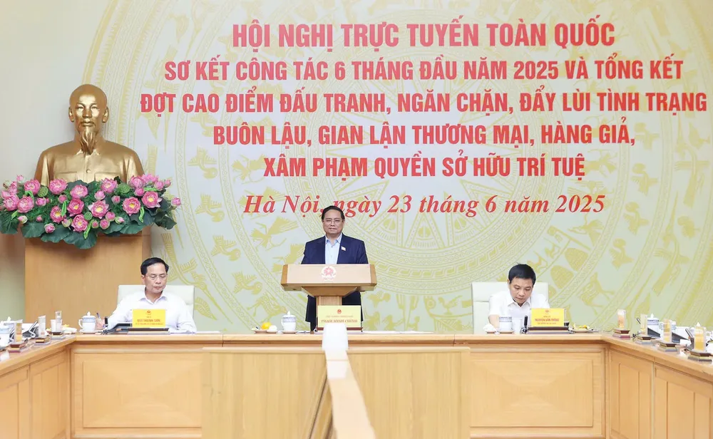 Thủ tướng Phạm Minh Chính chủ trì và phát biểu tại hội nghị trực tuyến toàn quốc về công tác đấu tranh ngăn chặn, đẩy lùi tình trạng buôn lậu, gian lận thương mại, hàng giả, xâm phạm quyền sở hữu trí tuệ. Ảnh: VIẾT CHUNG