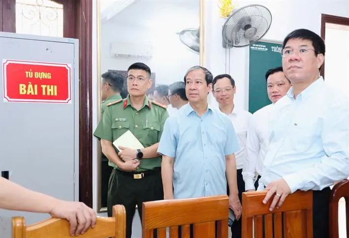 Bộ trưởng Nguyễn Kim Sơn kiểm tra tại điểm thi tại Trường THPT Nguyễn Đức Cảnh, Thái Bình