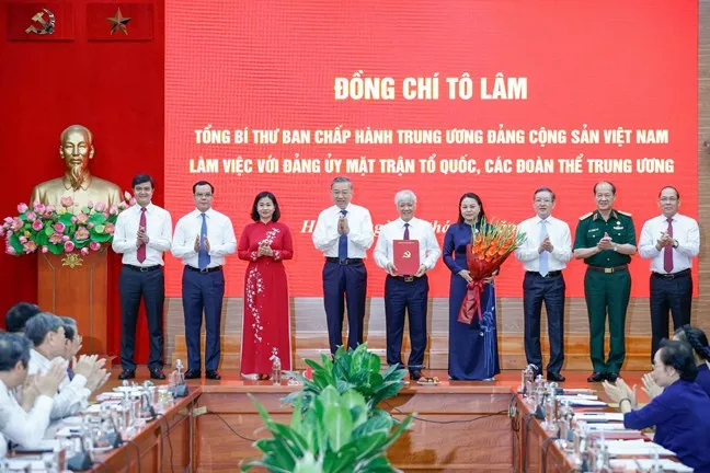 Tổng Bí thư Tô Lâm trao Quyết định số 304-QĐTW về chức năng, nhiệm vụ, tổ chức bộ máy Cơ quan Ủy ban Trung ương Mặt trận Tổ quốc Việt Nam và tặng hoa chúc mừng.jpg