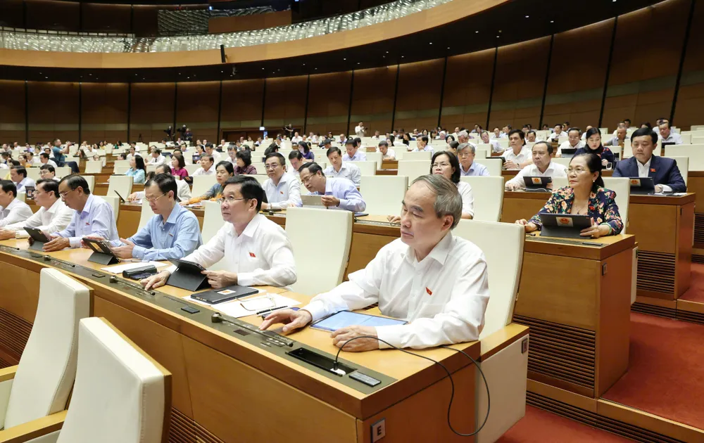 Đại biểu Quốc hội bấm nút biểu quyết thông qua luật. Ảnh: QUANG PHÚC