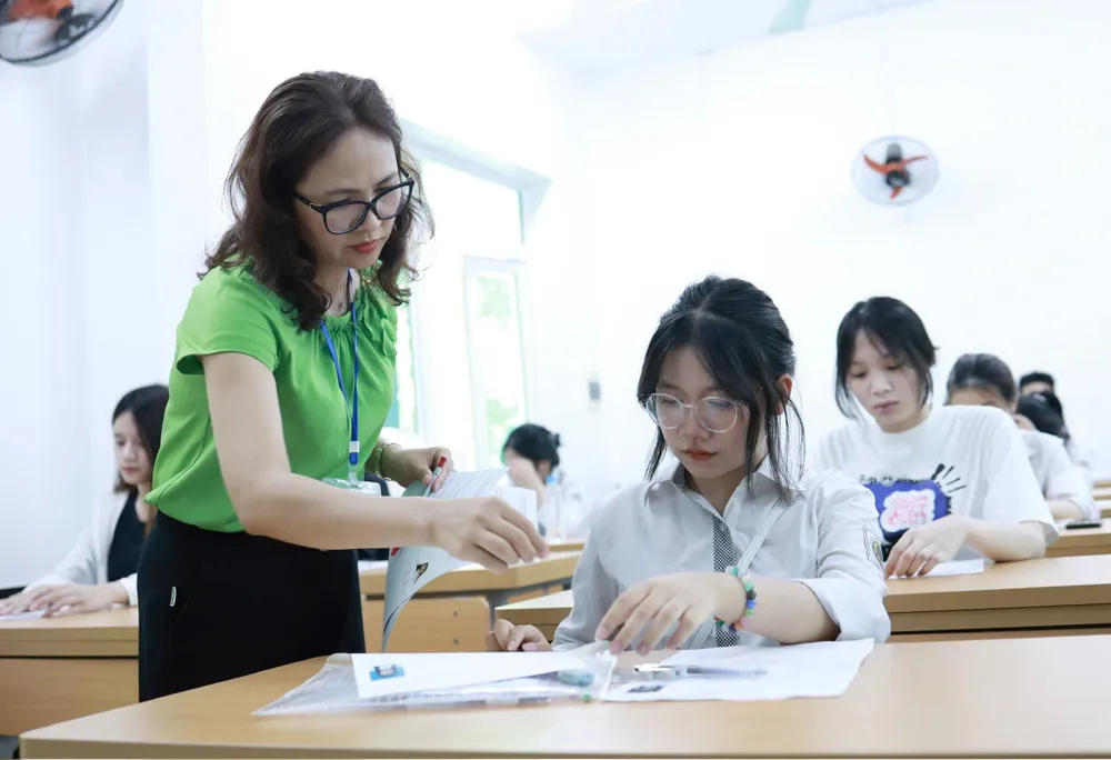 Thí sinh làm thủ tục dự Kỳ thi tốt nghiệp THPT năm 2025 tại điểm trường THPT Lương Thế Vinh, quận Cầu Giấy, Hà Nội, chiều 25-6. Ảnh: VIẾT CHUNG