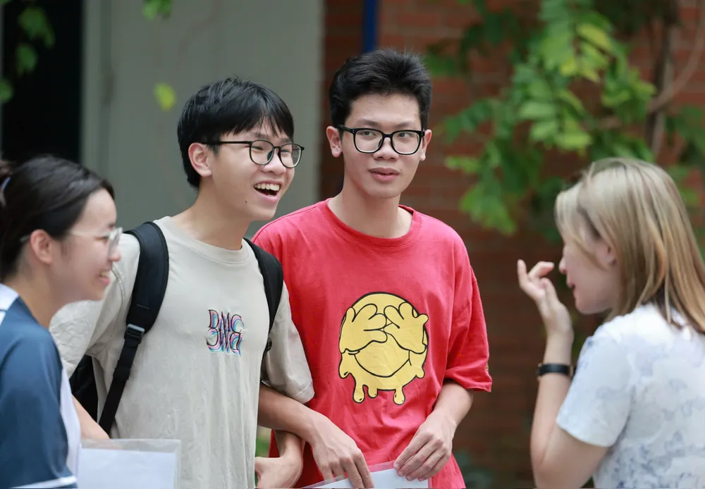 Thí sinh đến làm thủ tục dự Kỳ thi tốt nghiệp THPT năm 2025 tại điểm trường THPT Lương Thế Vinh, quận Cầu Giấy, Hà Nội, chiều 25-6. Ảnh: VIẾT CHUNG