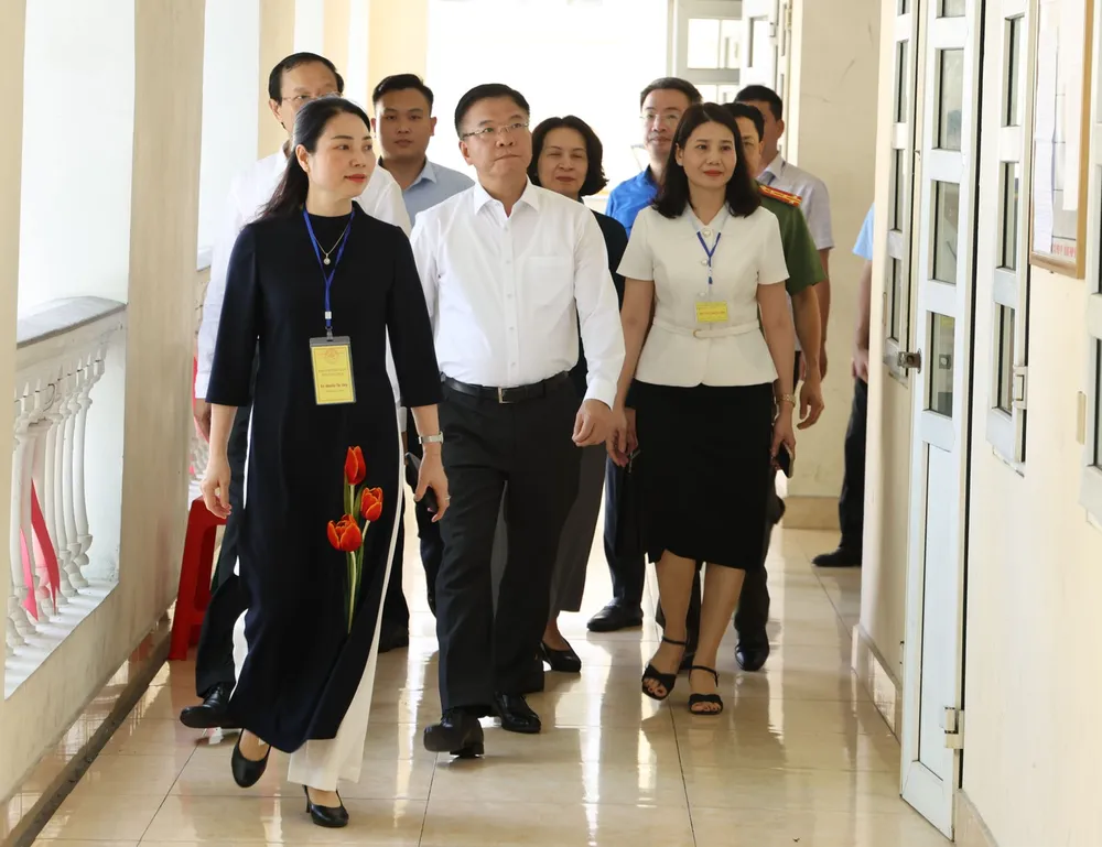 Phó Thủ tướng Lê Thành Long kiểm tra công tác chuẩn bị tổ chức Kỳ thi tốt nghiệp THPT năm 2025 tại điểm thi Trường THPT Hòn Gai, tỉnh Quảng Ninh.png