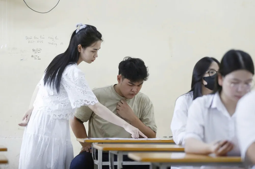 Thí sinh làm thủ tục dự Kỳ thi tốt nghiệp THPT năm 2025 tại điểm trường THPT Nhân Chính, quận Thanh Xuân, Hà Nội, chiều 25-6. VIẾT CHUNG.jpg