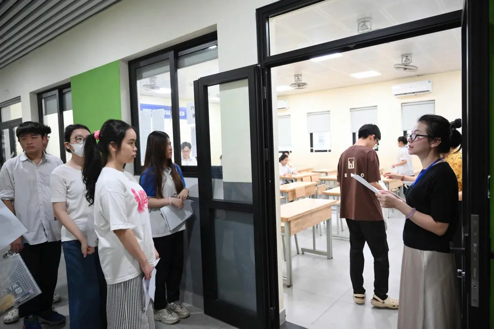 Thí sinh thi môn đầu tiên của Kỳ thi tốt nghiệp THPT năm 2025 tại điểm trường THCS Nguyễn Trường Tộ, quận Đống Đa, Hà Nội, sáng 26-6. Ảnh: VIẾT CHUNG