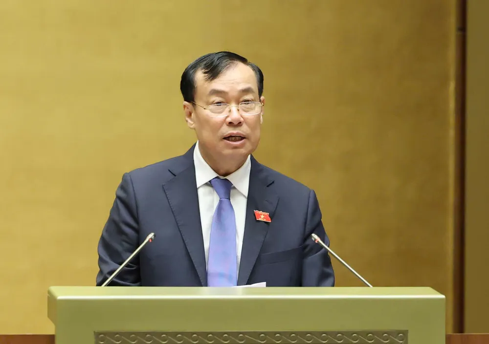 Chủ nhiệm Ủy ban Quốc phòng, An ninh và Đối ngoại của Quốc hội Lê Tấn Tới trình bày báo cáo giải trình, tiếp thu, chỉnh lý dự án Luật Bảo vệ dữ liệu cá nhân, sáng 26-6. Ảnh QUANG PHÚC.jpg