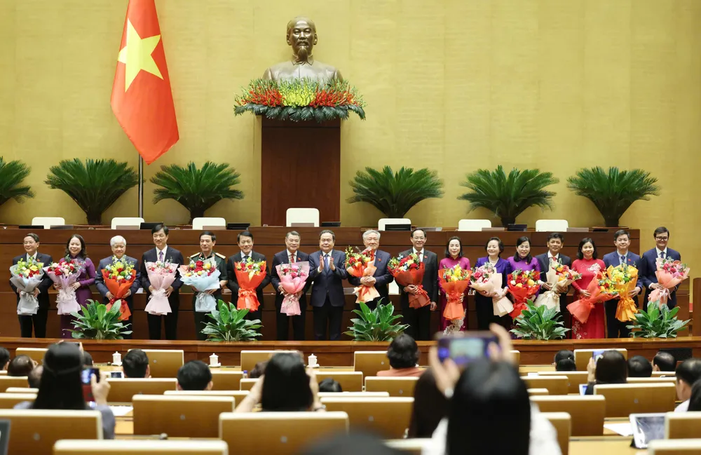 Chủ tịch Quốc hội, Chủ tịch Hội đồng Bầu cử quốc gia Trần Thanh Mẫn tặng hoa, chúc mừng các thành viên Hội đồng Bầu cử quốc gia. Ảnh: QUANG PHÚC