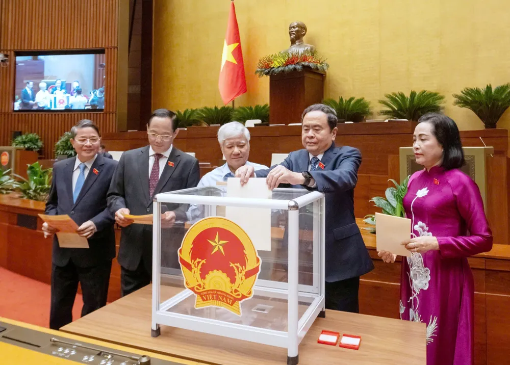 Chủ tịch Quốc hội Trần Thanh Mẫn và các đại biểu bỏ phiếu phê chuẩn danh sách Phó Chủ tịch và Ủy viên Hội đồng bầu cử quốc gia.jpg