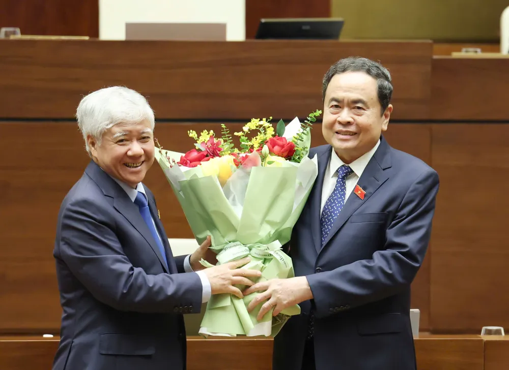 Chủ tịch Ủy ban Trung ương MTTQ Việt Nam Đỗ Văn Chiến tặng hoa, chúc mừng Chủ tịch Quốc hội, Chủ tịch Hội đồng Bầu cử quốc gia Trần Thanh Mẫn.jpg