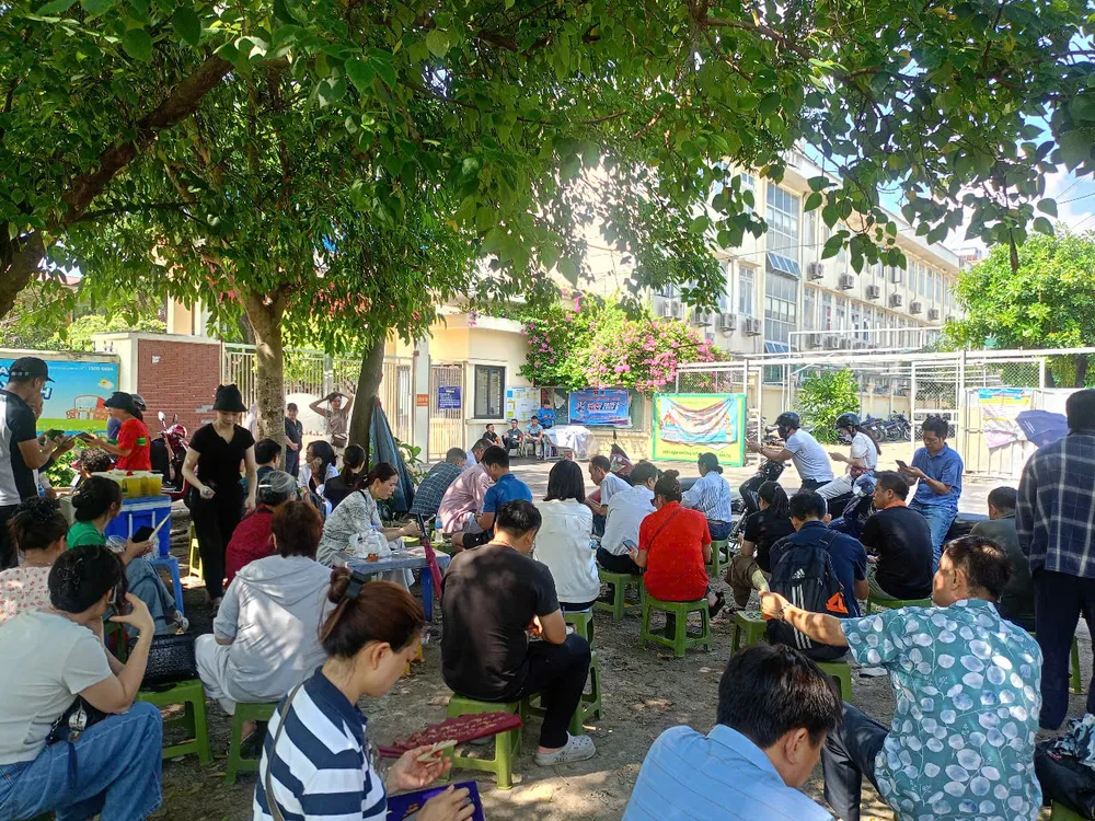 Phụ huynh chờ con.jpg