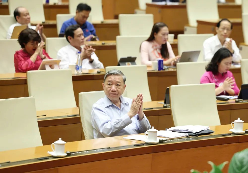 Tổng Bí thư Tô Lâm và các đại biểu Quốc hội tán thành thông qua luật chiều 26-6. Ảnh QUANG PHÚC